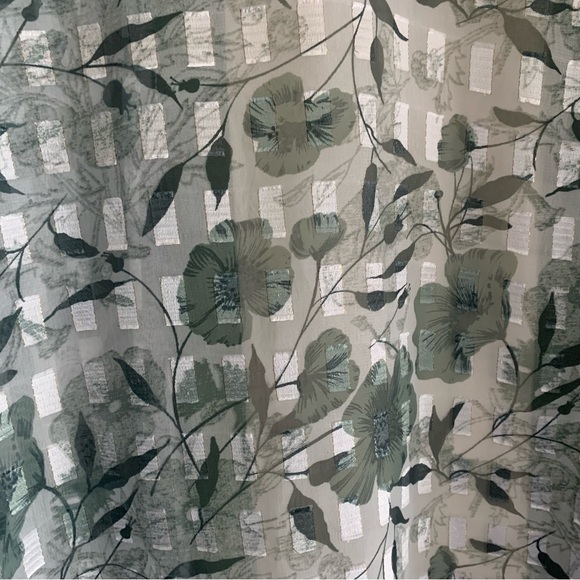 3/$12 Olive Greens, White Floral on Lattice Top With 3/4 sleeves in Size XL - Picture 7 of 7